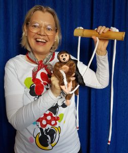 Kinderzauberer mit Zaubershow für den Kindergeburtstag in Mainz Wiesbaden Frankfurt Zauberin Stephanie Amstadt